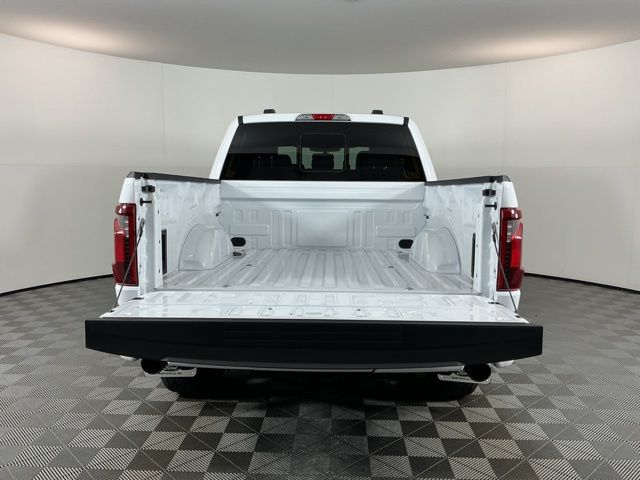 New 2026 Oxford White Ford XLT image 7