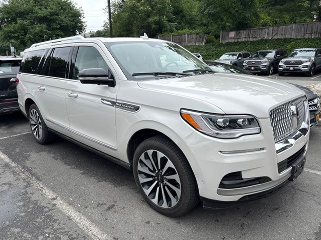 Ceramic Pearl Metallic Tri-Coat 2024 Lincoln Navigator SUV / Crossover Four-Wheel Drive Automatic