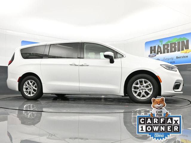 2023 Chrysler Pacifica Touring L photo