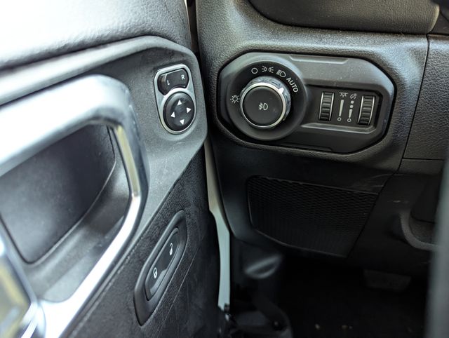 2020 Bright White Clearcoat Jeep Wrangler Unlimited Sahara 4X4 SUV
