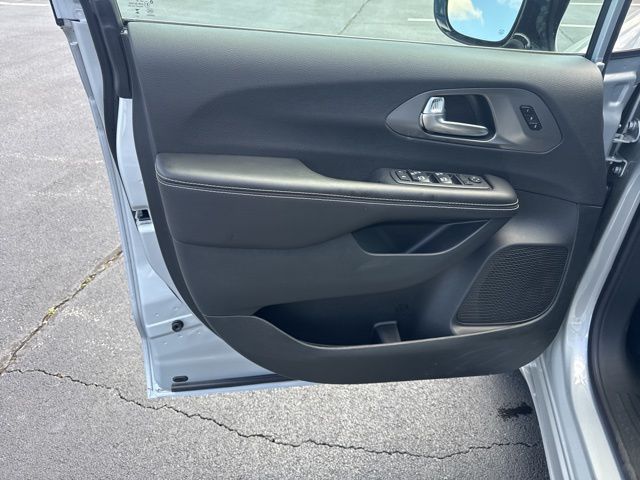 New 2026 Silver Chrysler Select image 14