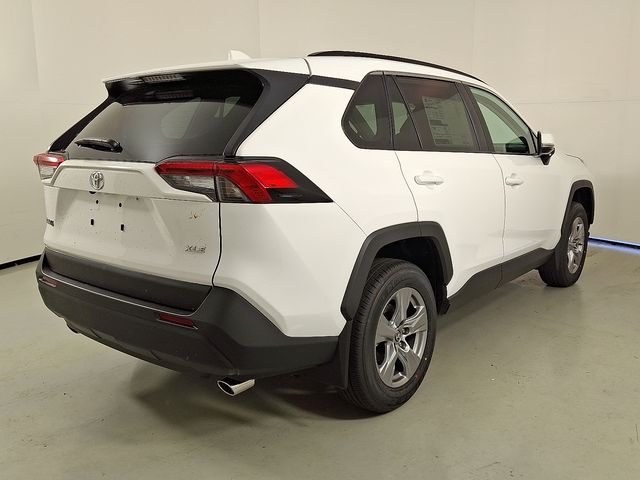 2025 Toyota RAV4 XLE photo 4