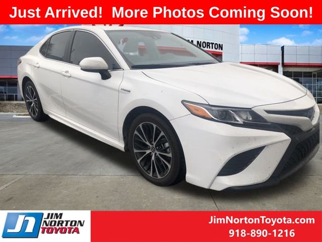 2020 Toyota Camry Hybrid SE 3