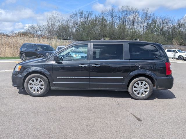 2015 Chrysler Town & Country - Image 2