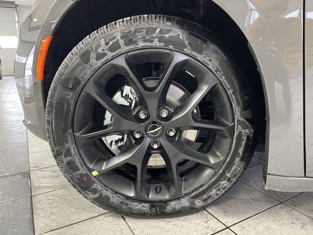 2025 Chrysler Pacifica Limited photo