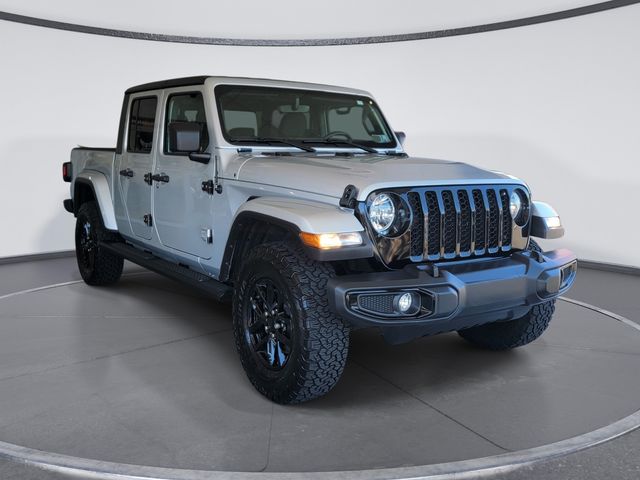 Silver Zynith Clearcoat 2022 Jeep Gladiator Altitude Crew Cab 4WD Pickup Truck Four-Wheel Drive 8-Speed Automatic