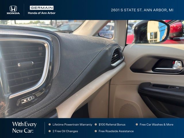 Used 2019 Brilliant Black Crystal Pearlcoat Chrysler Limited image 22