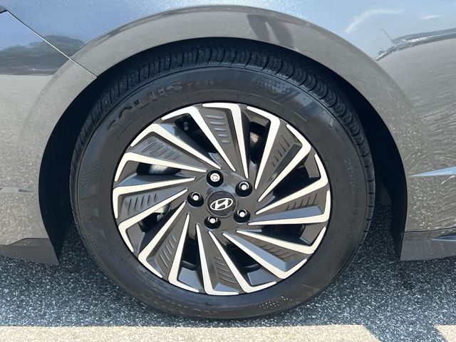 Used 2025 Gray Hyundai SEL image 39