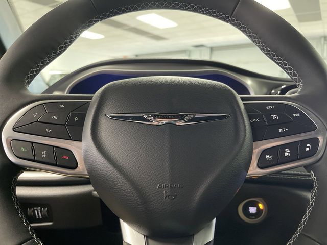 2025 Chrysler Pacifica Select photo