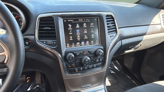 Used 2016 Silver Jeep Laredo image 25