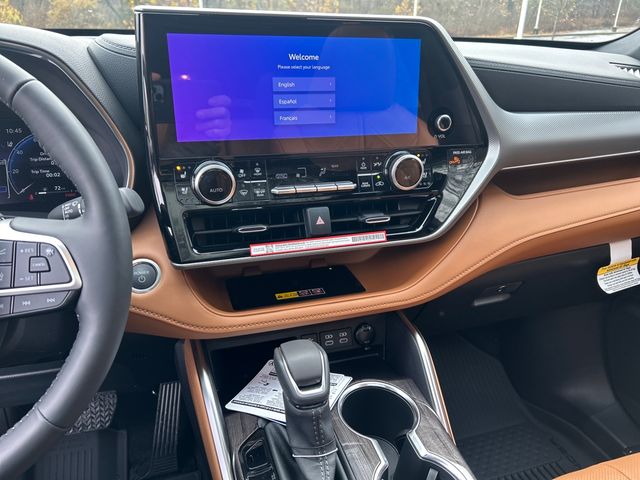 new 2025 Toyota Highlander Hybrid car, priced at $57,546