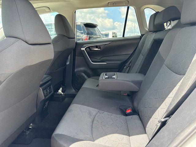 2021 Toyota RAV4 XLE:B02452