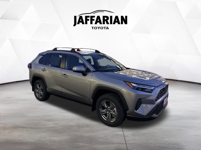 2025 Toyota RAV4 LE's photo