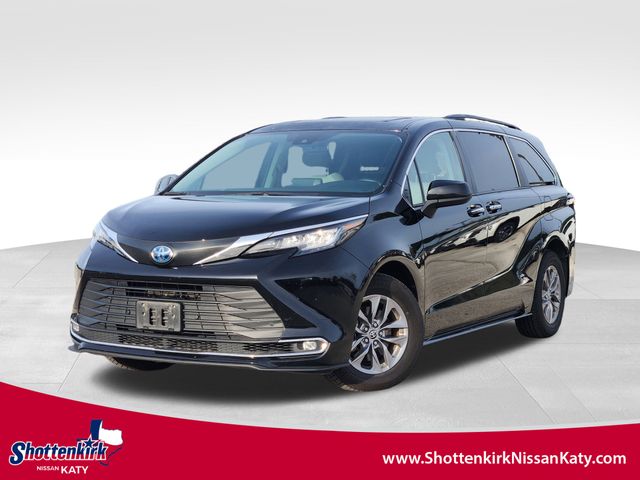 2023 Toyota Sienna XLE's photo