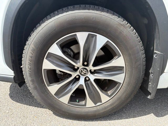 2022 Toyota Highlander XLE Off-white at Carlisle Cadillac Buick GMC