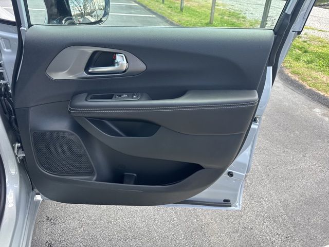 New 2026 Silver Chrysler Select image 9