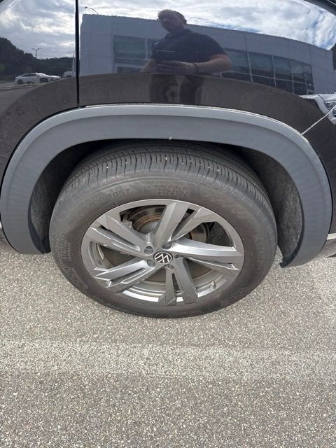 2024 Volkswagen Atlas Cross Sport 2.0T SEL R-Line Black at Sutliff Volkswagen