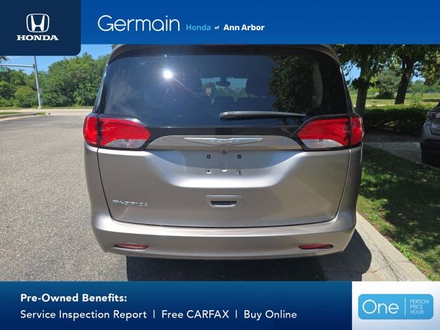 Used 2017 Molten Silver Chrysler Touring image 6