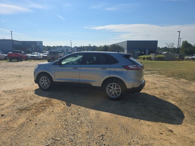 Used 2021 Iconic Silver Metallic Ford SE image 5