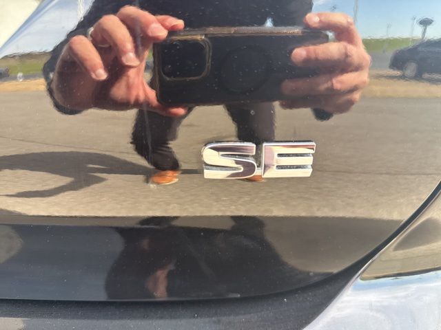 Used 2025  Mitsubishi SE image 15