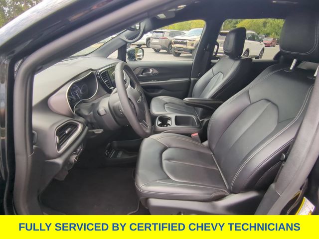 Used 2025 Chrysler Pacifica Van