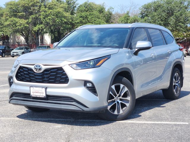 Celestial Silver Metallic 2023 Toyota Highlander SUV / Crossover Front-Wheel Drive 8-Speed Automatic