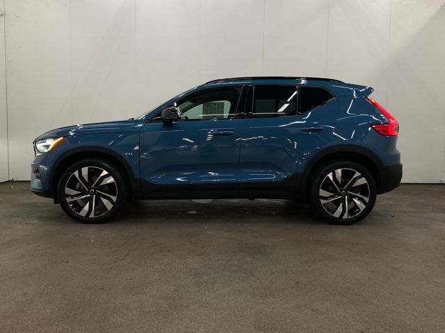 2023 Volvo XC40 B5 Plus Dark Theme