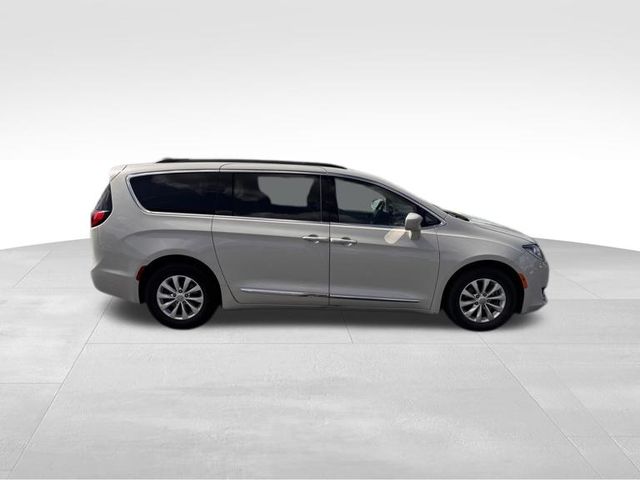 2017 Chrysler Pacifica Touring L 2