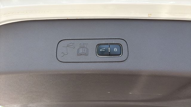 Used 2023 White Lincoln Reserve image 36