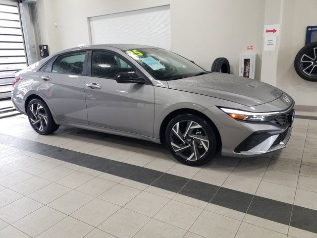 Fluid Metal 2025 Hyundai Elantra SEL Sport FWD Sedan Front-Wheel Drive Continuously Variable Transmission