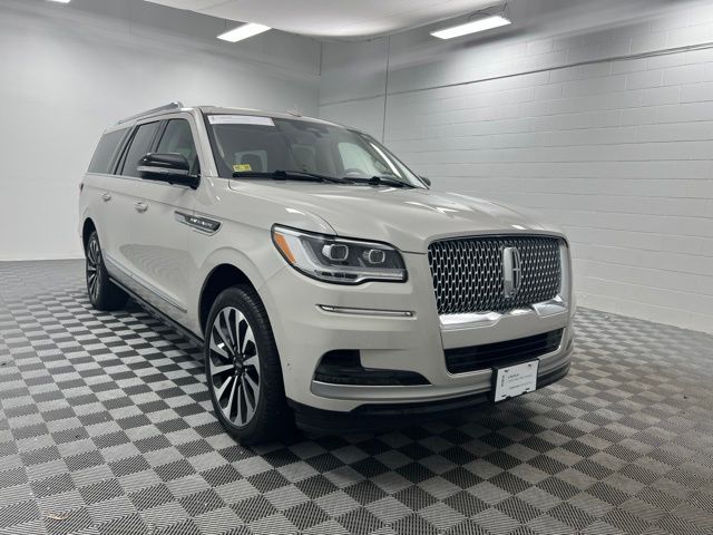 Ceramic Pearl Metallic Tri-Coat 2024 Lincoln Navigator SUV / Crossover Four-Wheel Drive Automatic