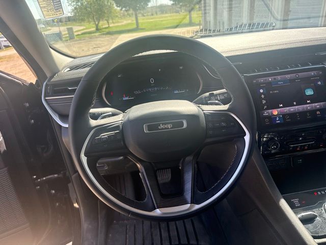2023 Diamond Black Crystal Pearlcoat Jeep Grand Cherokee Limited 4X4 SUV