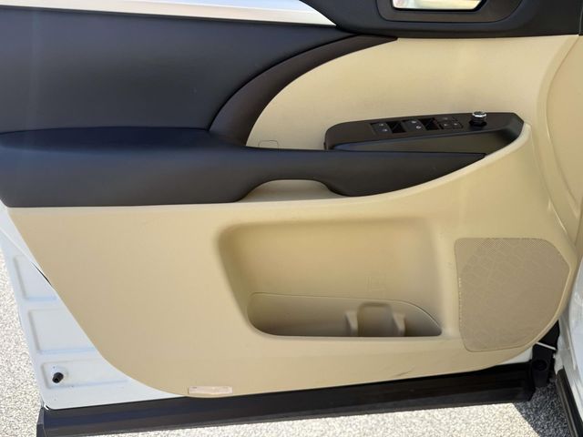 Used 2019 White Toyota XLE image 15