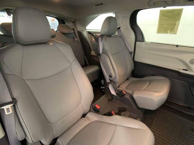 2021 Toyota Sienna XLE 25