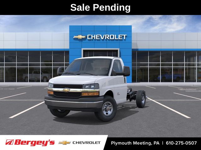 Summit White 2026 Chevrolet Express Chassis Van Rear-Wheel Drive 8-Speed Automatic