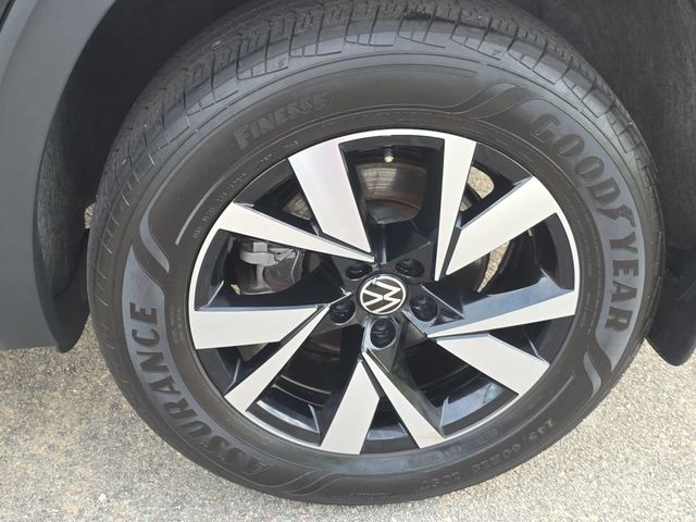 Used 2023 Deep Black Pearl Effect Volkswagen 2.0T SE image 32