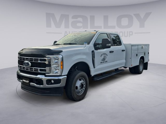 Oxford White 2023 Ford F-350 Super Duty Chassis Pickup Truck Four-Wheel Drive Automatic