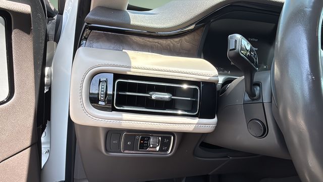 Used 2023 White Lincoln Reserve image 22