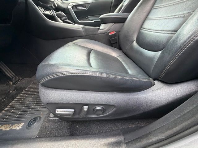 Used 2020 Silver Toyota XLE Premium image 9