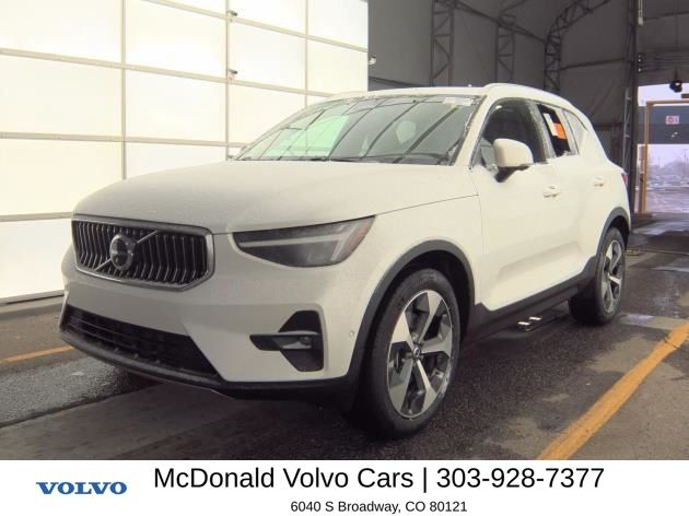Crystal White Pearl 2025 Volvo XC40 B5 Plus Bright Theme AWD SUV / Crossover All-Wheel Drive Automatic