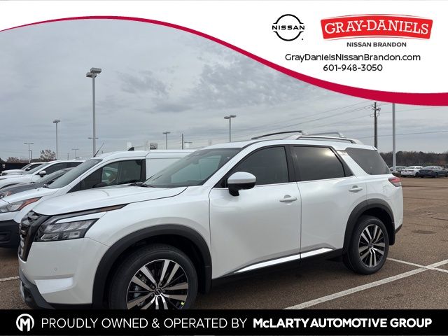 2025 Nissan Pathfinder Platinum's photo
