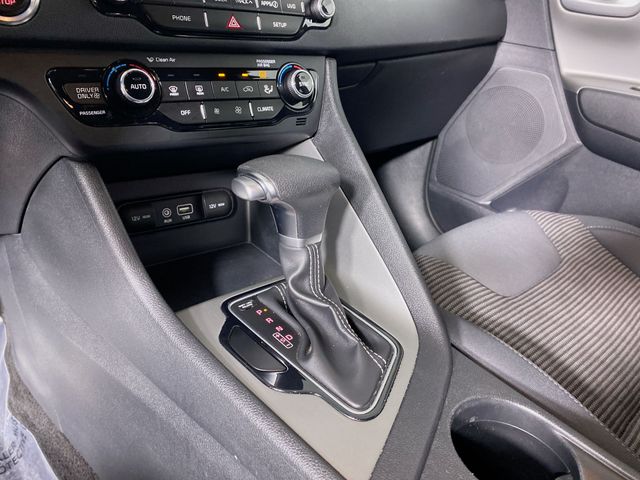 2018 Kia Niro LX 16