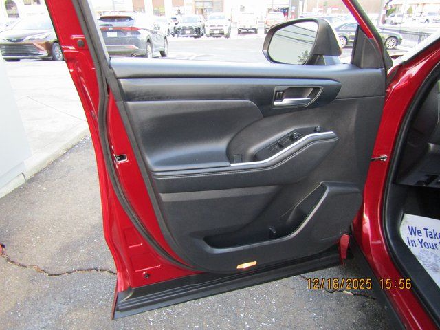 used 2023 Toyota Highlander car, priced at $34,999