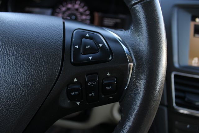 Used 2018 Red Lincoln Reserve image 11