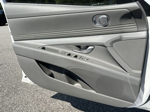 Used 2025 White Hyundai SEL Sport image 38