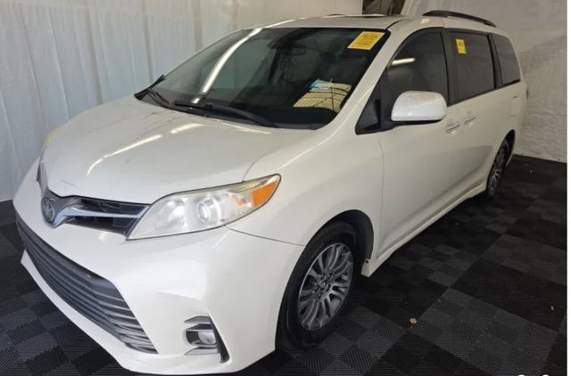 2018 Toyota Sienna XLE 7-Passenger FWD with Auto-Access Seat