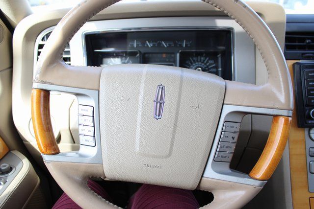 Used 2008 Black Lincoln Base image 23