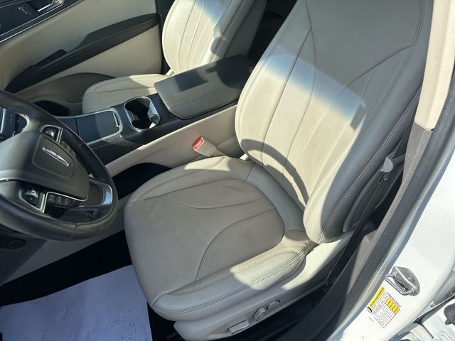 Used 2020 White Lincoln Reserve image 15