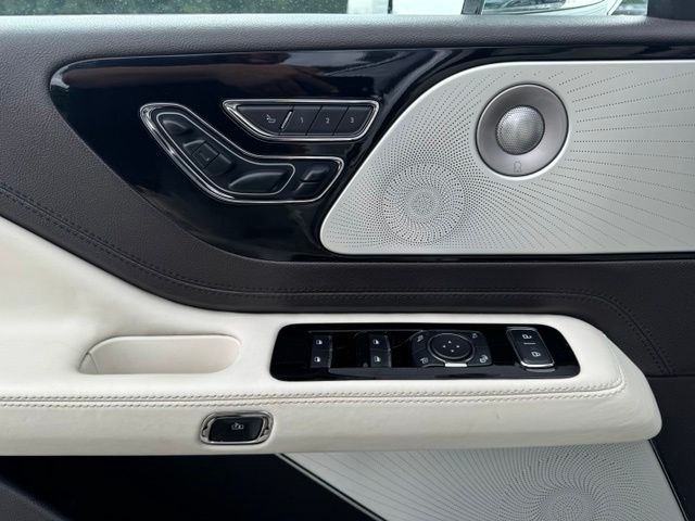 Used 2020 White Lincoln Black Label Grand Touring image 21
