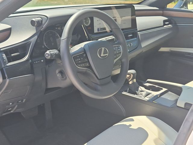 2025 Lexus ES - Image 11
